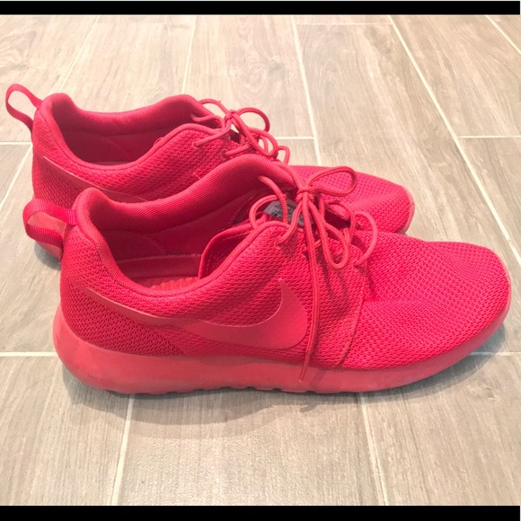 roshe run triple red